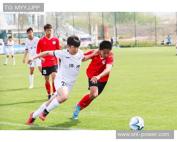 球星深情亲吻足球瞬间展现对梦想的热爱与执着