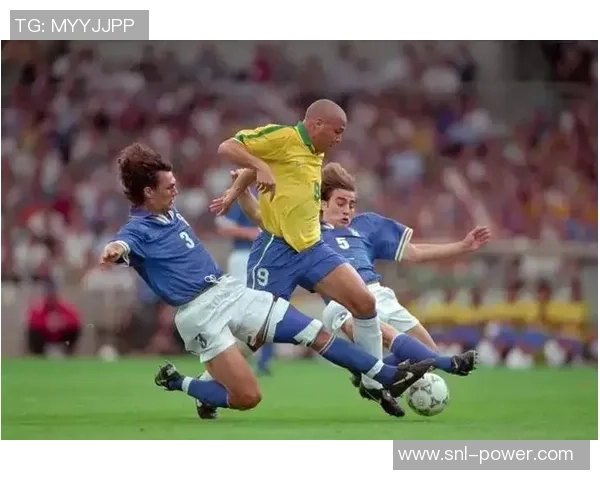 足球全能中场巨星崛起 技艺全面统治赛场引领新时代风潮 足球全能中场巨星崛起 技艺全面统治赛场引领新时代风潮